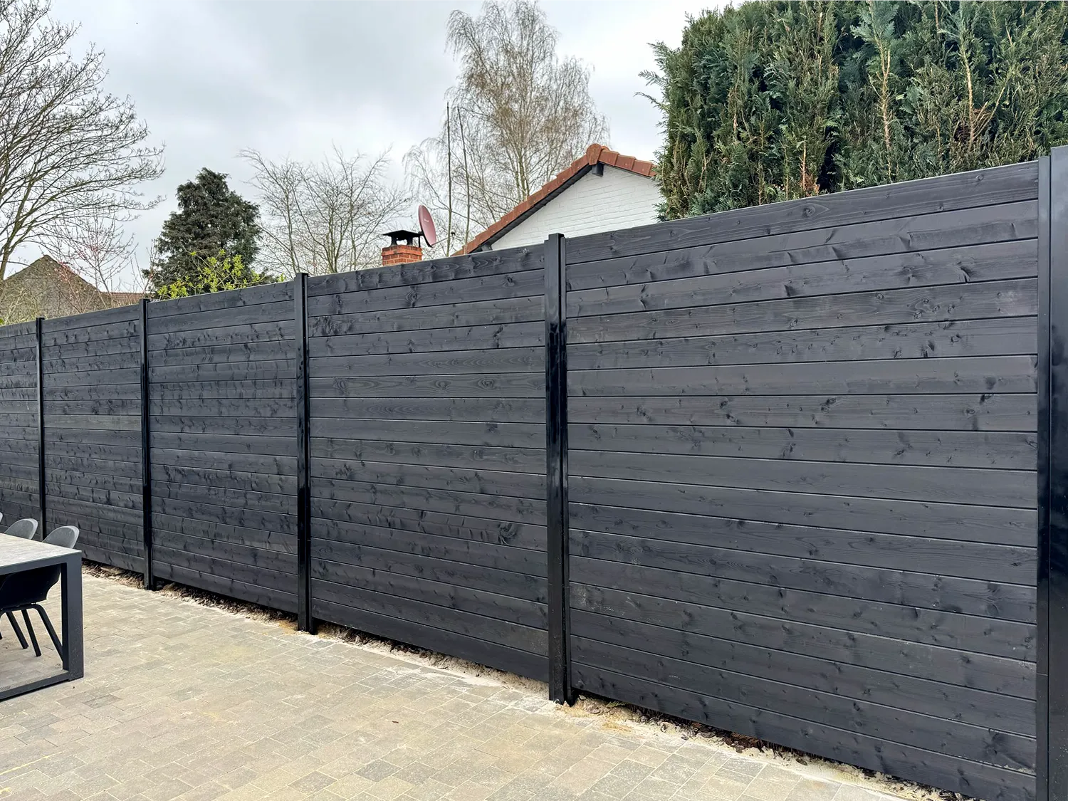 Poteau rainuré noir avec planches de sapin noires